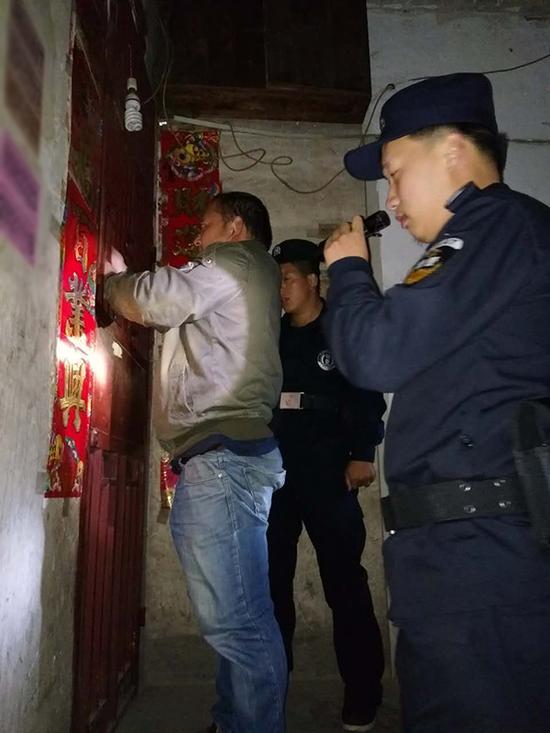 鹤岗粗心妈妈误将幼女锁家中 民警全城寻开锁师傅开门