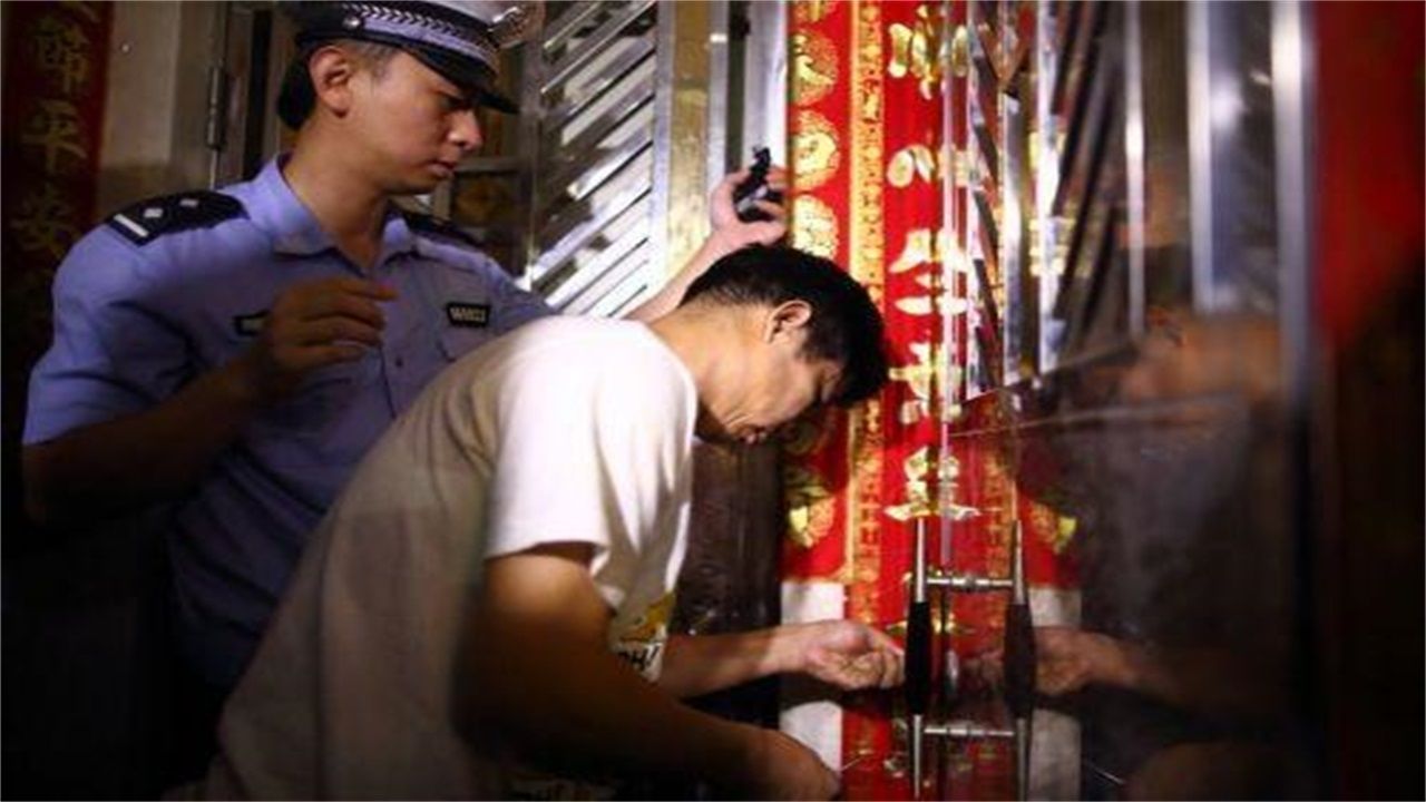 鹤岗请开锁师傅开了锁后，师傅为什么一般都不进门，就算主人请也不进去？